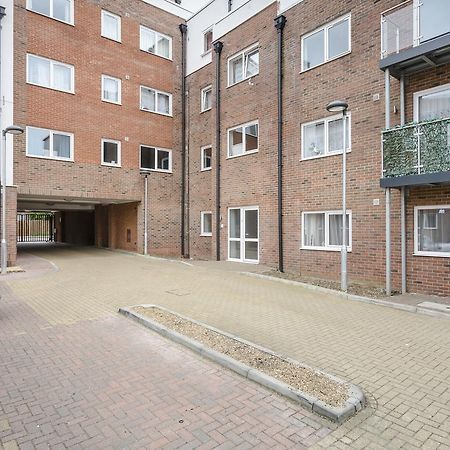 1 Bed Apt Sleeps 4 Luton  Bagian luar foto
