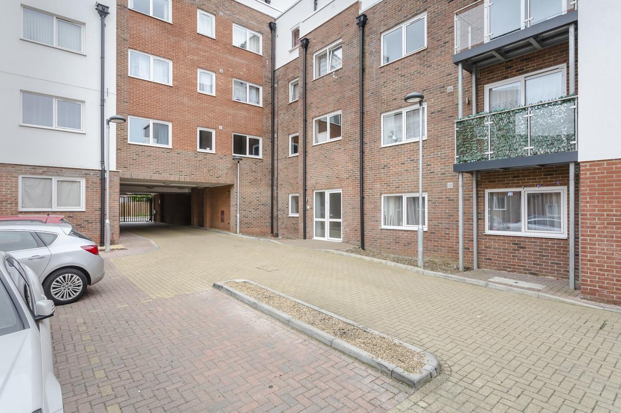 1 Bed Apt Sleeps 4 Luton  Bagian luar foto