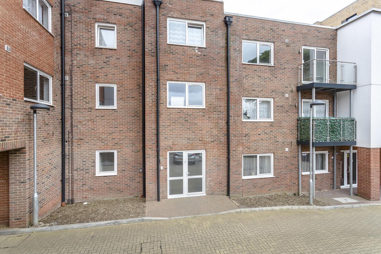1 Bed Apt Sleeps 4 Luton  Bagian luar foto